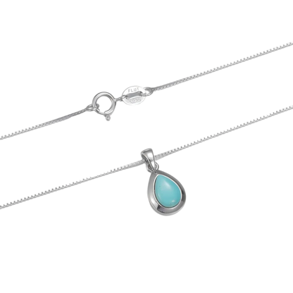 Detailed view of the high-polish 925 sterling silver bezel and the ultra-fine fluid chain.